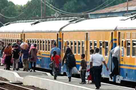 LEBARAN 2014: Stasiun Gambir Masih dipenuhi Calon Penumpang