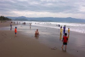  Wisata Pantai Sukabumi Ramai Pengunjung