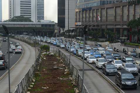  Ramai Peziarah, Lalin Depan TPU Karet Bivak Macet