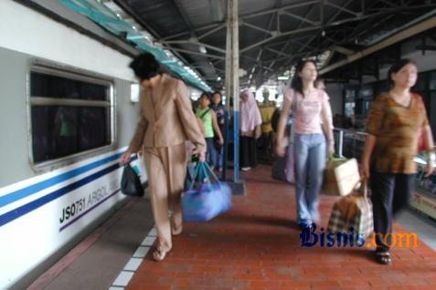  ARUS MUDIK: Stasiun Gambir Masih Dipadati Pemudik