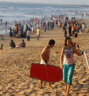  LIBUR LEBARAN: Pantai Kuta & Sekitarnya Didominasi Turis Lokal