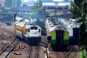  Mengais Rezeki dari Pemudik di Stasiun Kereta Api