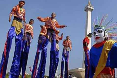  LIBUR LEBARAN 2014: Monas Diserbu Wisatawan, Tiket Murah