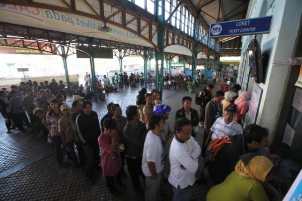  MUDIK LEBARAN 2014: Gambir Dipadati Pemudik Hingga Sore Ini