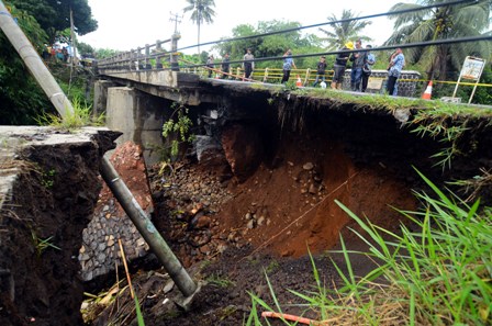  ARUS BALIK LEBARAN 2014: Jembatan Cibaruyan Baru Bisa Dilewati Satu Jalur