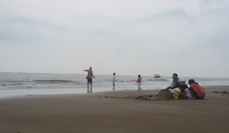  LIBUR LEBARAN 2014: Pantai Segara Sari Manggar dan Pantai Lamaru Sepi Pengunjung