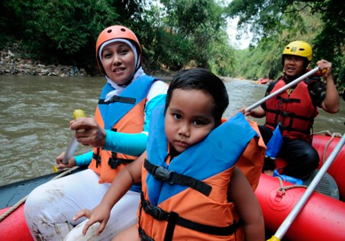  LIBUR LEBARAN: Ribuan Wisatawan Kunjungi Owabong