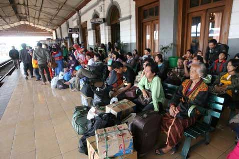  LEBARAN 2014: H+3,  Stasiun Gambir Masih Berangkatkan Pemudik