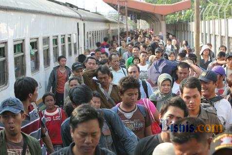  H+4 LEBARAN: Pemudik Mulai Berdatangan di Stasiun Senen