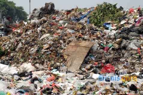  Pengangkut Libur, Sampah di Bandung Menumpuk