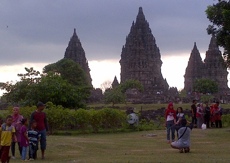  Ribuan Orang Padati Candi Prambanan