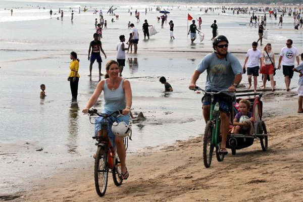  LIBUR LEBARAN: Warga Jakarta Padati Pantai Anyer Banten