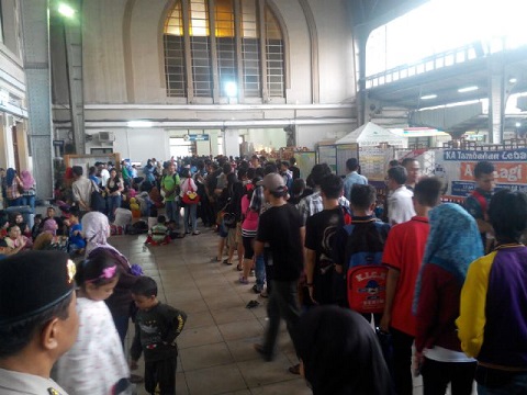  ARUS BELIK LEBARAN:  Pemudik Berdatangan Di Stasiun Gambir