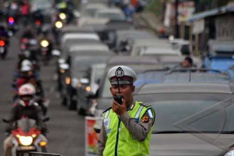  JALUR PUNCAK-BOGOR: Diberlakukan One Way, Antrean Masih Panjang