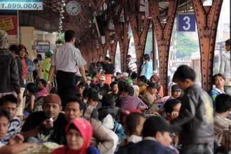  ARUS MUDIK LEBARAN 2014: Arus Mudik Di Stasiun Senen Tak Kunjung Surut