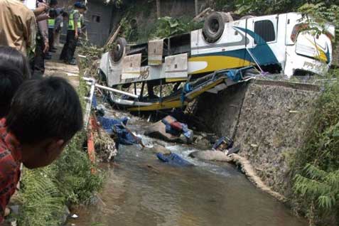  KECELAKAAN LALU LINTAS: Minibus Terjerembab Parit Jalan Tol