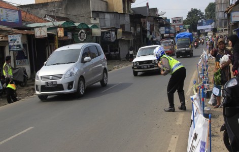  Pak Ogah Manfaatkan Kerusakan Jalur Alternatif Parakanmuncang