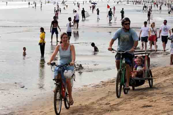  LIBURAN LEBARAN: Pengunjung Pantai Segara Ramai, Sewa Tenda Naik