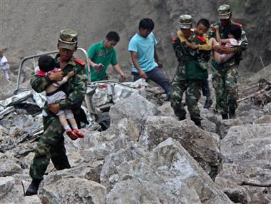  GEMPA 6,3 SR Tewaskan 150 orang Warga China