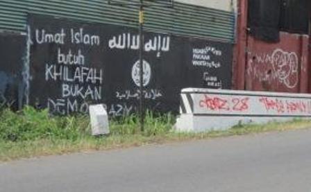  ISIS DI INDONESIA: Grafiti Dukungan Bertebaran di Lereng Gunung Lawu