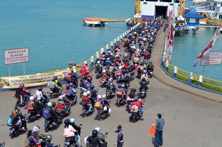  ARUS MUDIK LEBARAN: Pengendara Motor Ramai menyeberang di Bakauheni