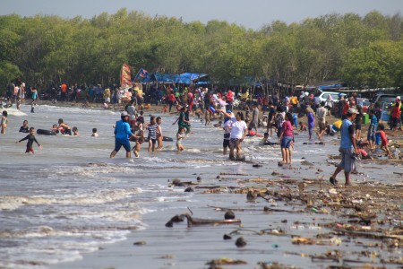  Ratusan Ton Sampah Dibersihkan Dari Pantai Sukabumi