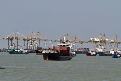   Aktivitas kapal di Pelabuhan Tanjung Perak. /