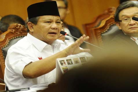 Pemohon sidang sengketa Pilpres Prabowo Subiyanto menyampaikan pendapat pada sidang perdana sengketa Pilpres 2014 di Gedung Mahkamah Konstitusi, Jakarta. Rabu (6/8). Sidang perdana Perselisihan Hasil Pemilihan Umum Presiden dan Wakil Presiden 2014 (PHPU Pilpres) itu dihadiri oleh pasangan Prabowo-Hatta. /ANTARA