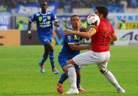  PERSIJA VS PERSIB: Lagi-lagi Bermain Kaca Mata