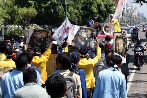  Pelantikan DPRD Kota Bekasi Diwarnai Demonstrasi Mahasiswa