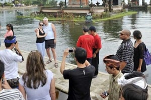  Turis di Ubud Bali Antusias Nonton Lomba Agustusan