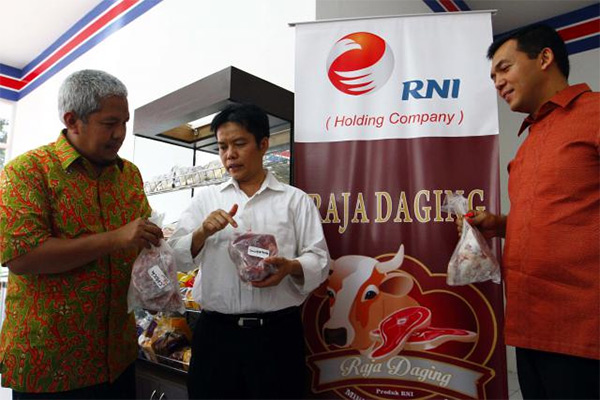 Direktur Utama PT Rajawali Nusantara Indonesia (RNI) Ismed Hasan Putro (tengah) menjelaskan produk daging beku kepada Wakil Pemimpin Umum Harian Bisnis Indonesia Ahmad Djauhar (kiri) dan Pengurus Kadin Silmy Karim saat pembukaan gerai Waroeng Rajawali di Jakarta, beberapa waktu lalu./Bisnis-Dwi Prasetya