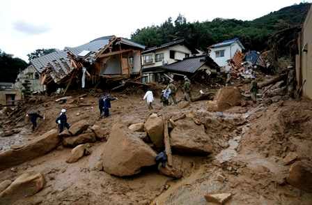 Pasukan Bela Diri Jepang (JSDF) dan petugas kepolisian Jepang melakukan pencarian atas korban selamat dari musibah longsor di Asaminami, Hiroshima (20/8/2014)./Reuters-Toru Hanai
