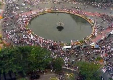  Takut Rusuh, Karyawan Kantor Sekitar MK Dipulangkan Lebih Awal