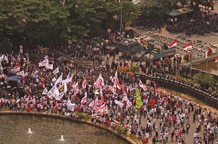  SIDANG PUTUSAN SENGKETA PILPRES: Aparat Tembakkan Gas Air Mata, Massa Prabowo Teribirit-Birit