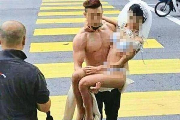  Tak Senonoh! Pasangan Ini Pre-Wedding Setengah Bugil di Jalan