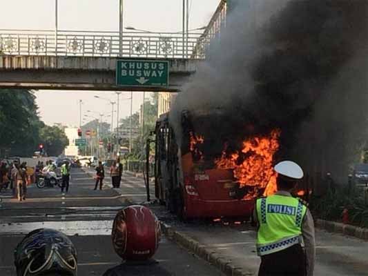  Bus Transjakarta Terbakar di depan Masjid Al-Azhar