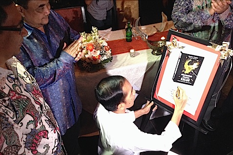  Jokowi Tandatangani Prasasti Peluncuran Buku Karya Pemred Republika