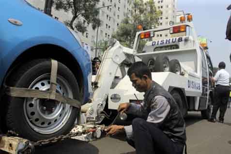  PARKIR LIAR: Mobil Derek DKI Terbatas, Dikombinasi Cabut Pentil