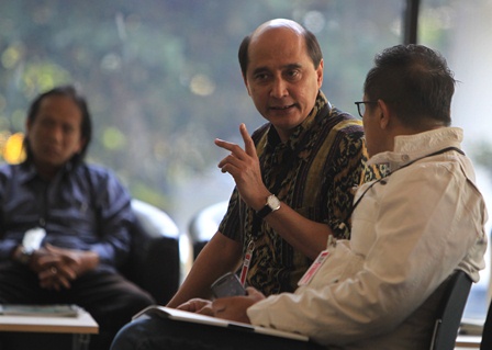 Daniel Sparingga (tengah)/Antara-Reno Esnir