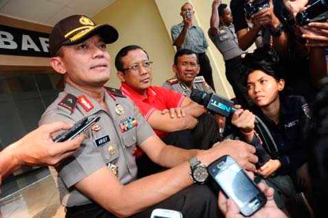 Kapolda Kalbar Brigjen (Pol) Arief Sulistyanto (kiri) berbicara kepada wartawan saat jumpa pers di Mapolda Kalbar, Selasa (9/9). Arief Sulistyanto menyatakan dua anggota Polda Kalbar yaitu AKBP Idha Endri Prastiono dan Bripka MH Harahap yang ditangkap di Kuching, Malaysia pada Jumat (29/8) karena diduga terlibat dengan jaringan sindikat narkoba internasional. /antara
