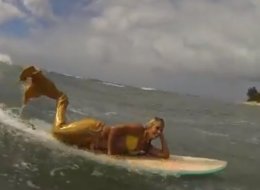  Wow, Aksi Putri Duyung Berselancar Hebohkan Warga Hawaii