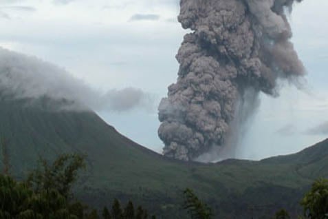  GUNUNG LOKON MELETUS: Status Siaga, Warga Diminta Waspada