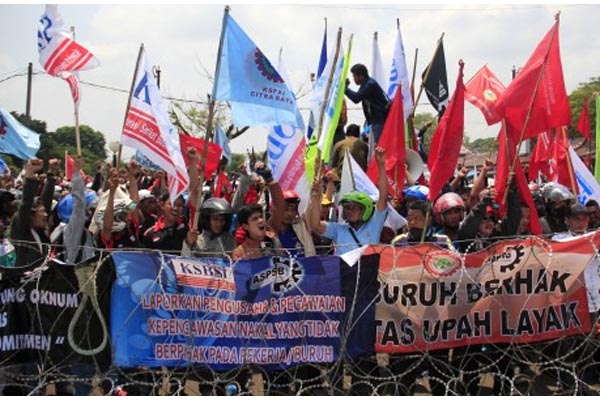  Ribuan Buruh Demo Tuntut Agenda Lama