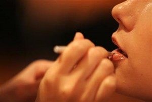  Cara Mengatasi Bibir Hitam Akibat Rokok