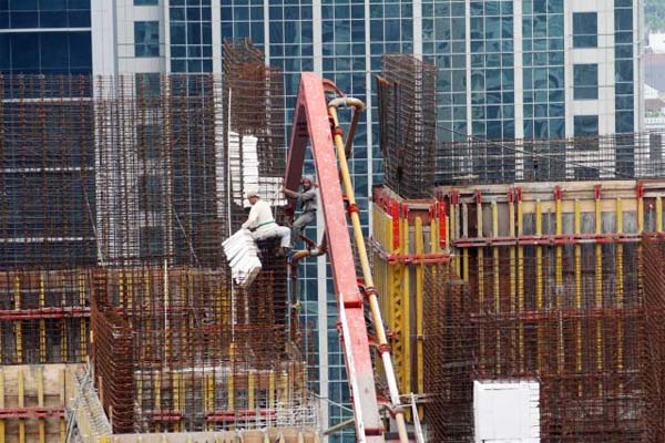  APARTEMEN JATINANGOR: Adhi Persada Topping Off Taman Melati