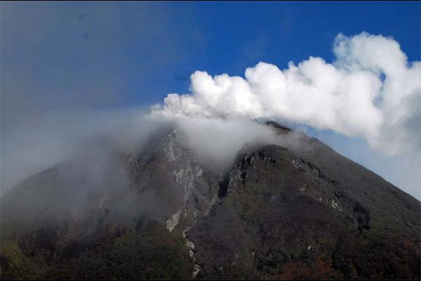  Gunung Sinabung Meletus Lagi, Keluarkan Awan Panas