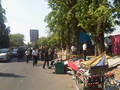  PT KAI Gusur Lapak PKL di Jalan Kembar Kota Cirebon