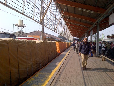  Kereta Barang Mogok Di Stasiun Depok Lama, Penumpang Terpaksa Memanjat dan Melompatinya