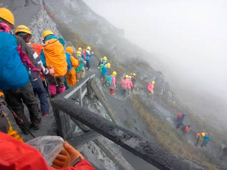 Para pendaki Gunung Ontake berusaha turun menuju lokasi evakuasi./Reuters-Kyodo